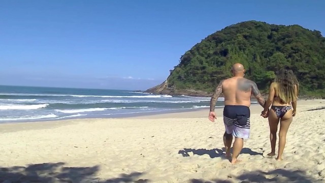 Mike goes to the beach and his girlfriend fucks a stranger in the car and jerks off another! TRAILER Brazilian Porn